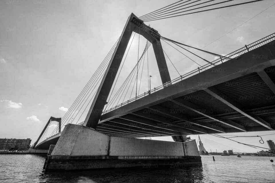 Rotterdam zwart wit foto van ©ZwartWit010. Willemsbrug