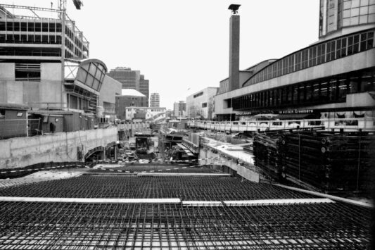 Rotterdam zwart wit foto van ©ZwartWit010. Koopgoot in aanbouw. Beurstraverse