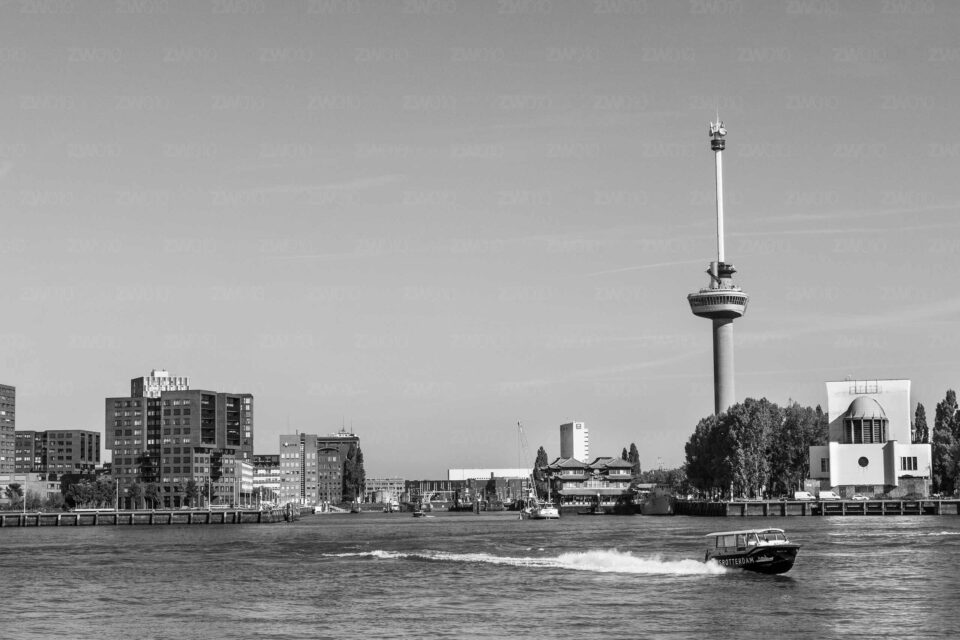 Rotterdam zwart wit foto van ©ZwartWit010. Euromast Watertaxi