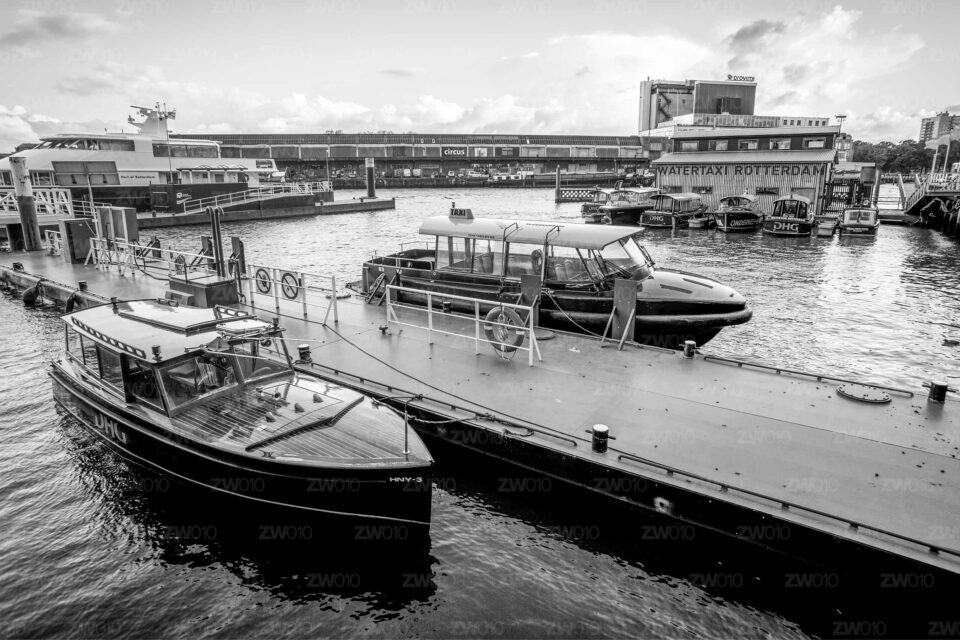 Rotterdam zwart wit foto van ©ZwartZwit010. Watertaxi Rotterdam