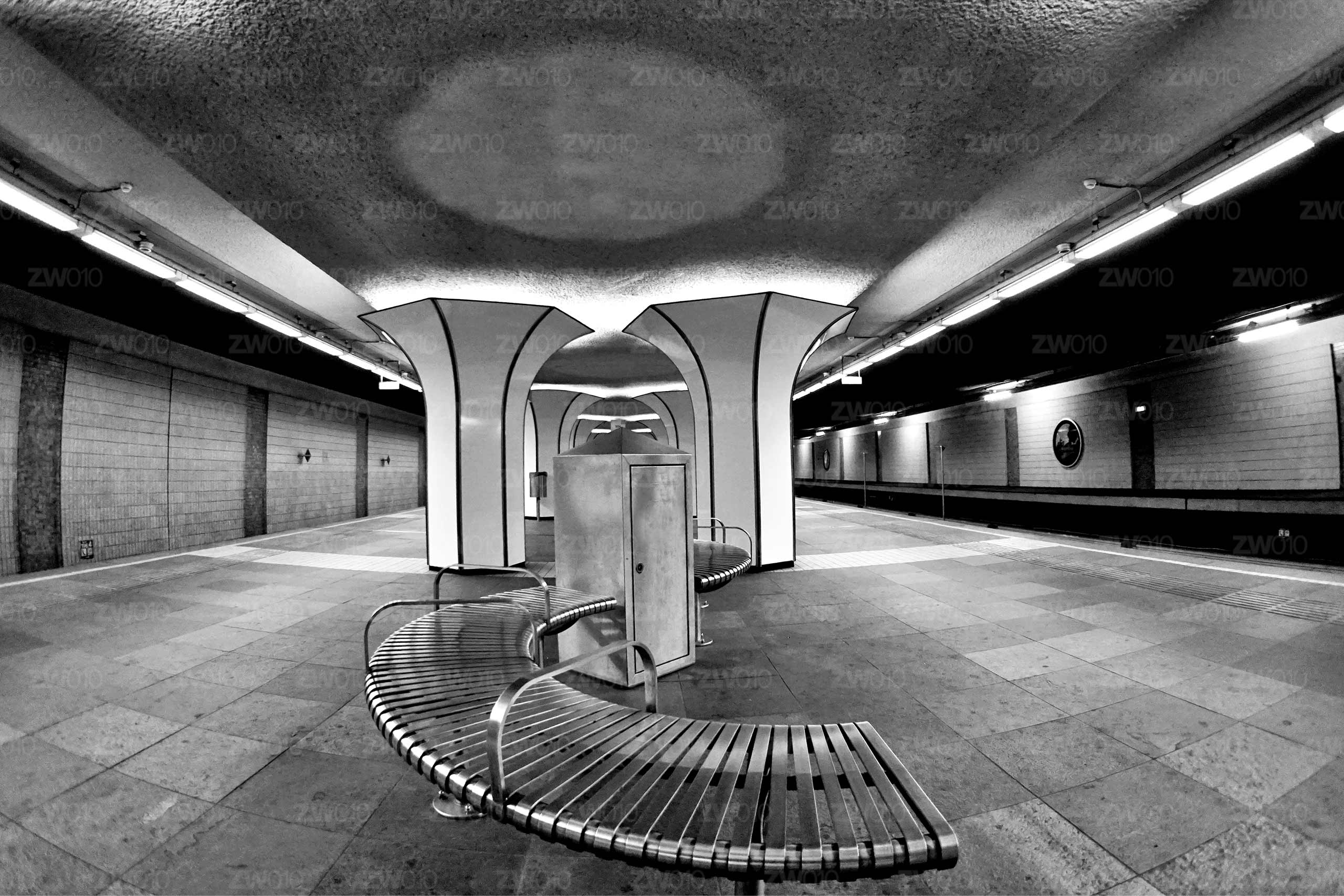 ZwartWit010©-2560x1707-Bankje ondergronds Rotterdam zwart wit foto van ©ZwartWit010. Rotterdam Metro