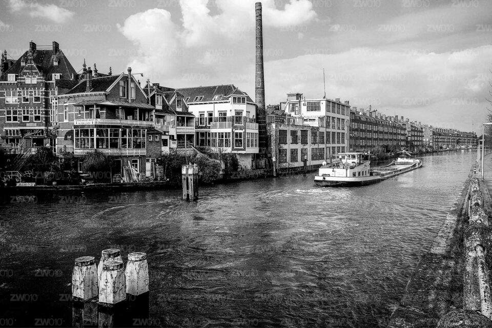 Rotterdam zwart wit foto van ©ZwartWit010. Fabriek aan de Schie