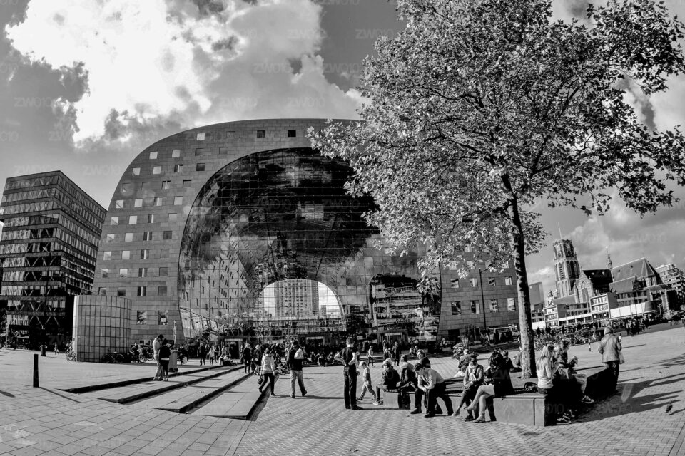 Rotterdam zwart wit foto van ©ZwartWit010. Markthal Rotterdam