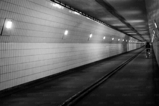 Rotterdam zwart wit foto van ©ZwartWit010. Fietstunnel Maastunnel
