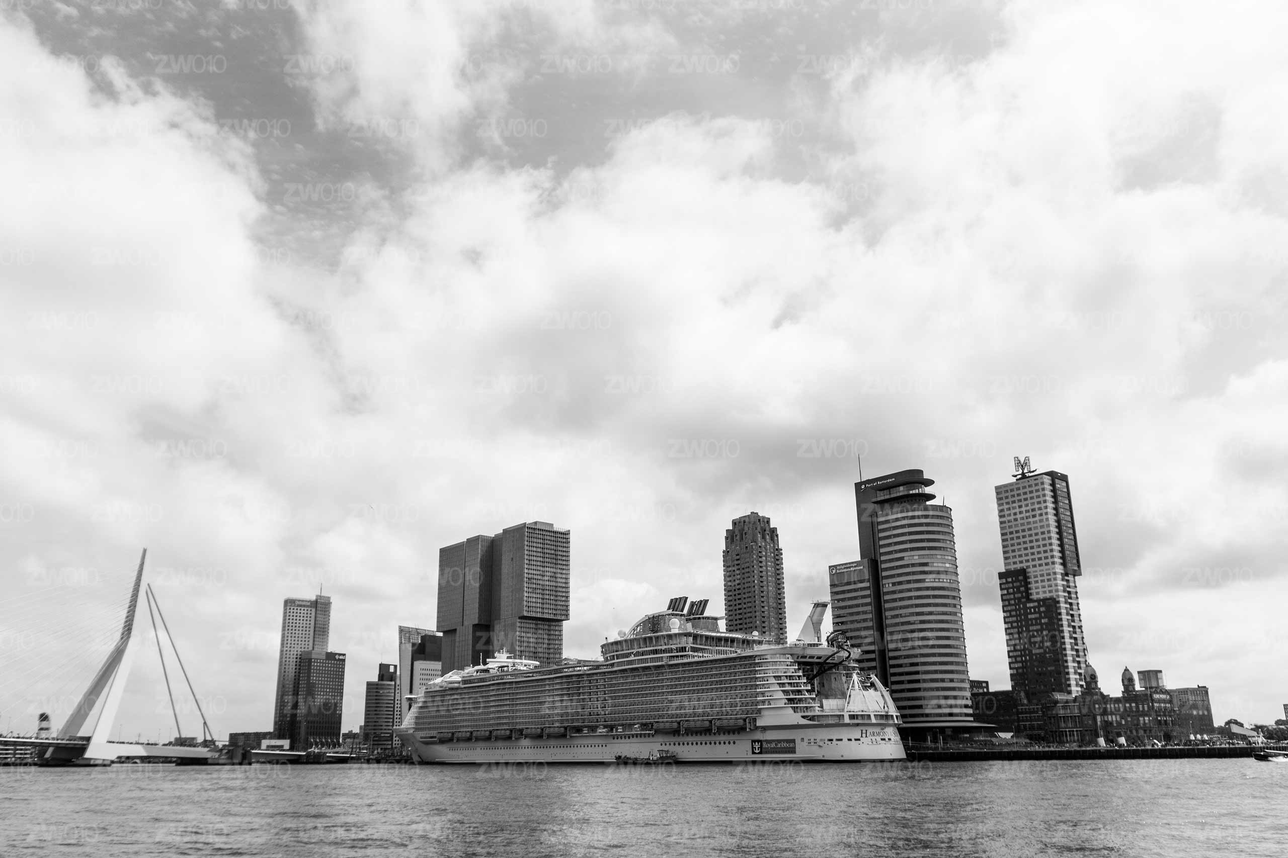 ZwartWit010©-2560x1707-Harmony of the Seas – Wilhelminakade Rotterdam zwart wit foto van ©ZwartWit010. Harmony of the Seas – Wilhelminakade