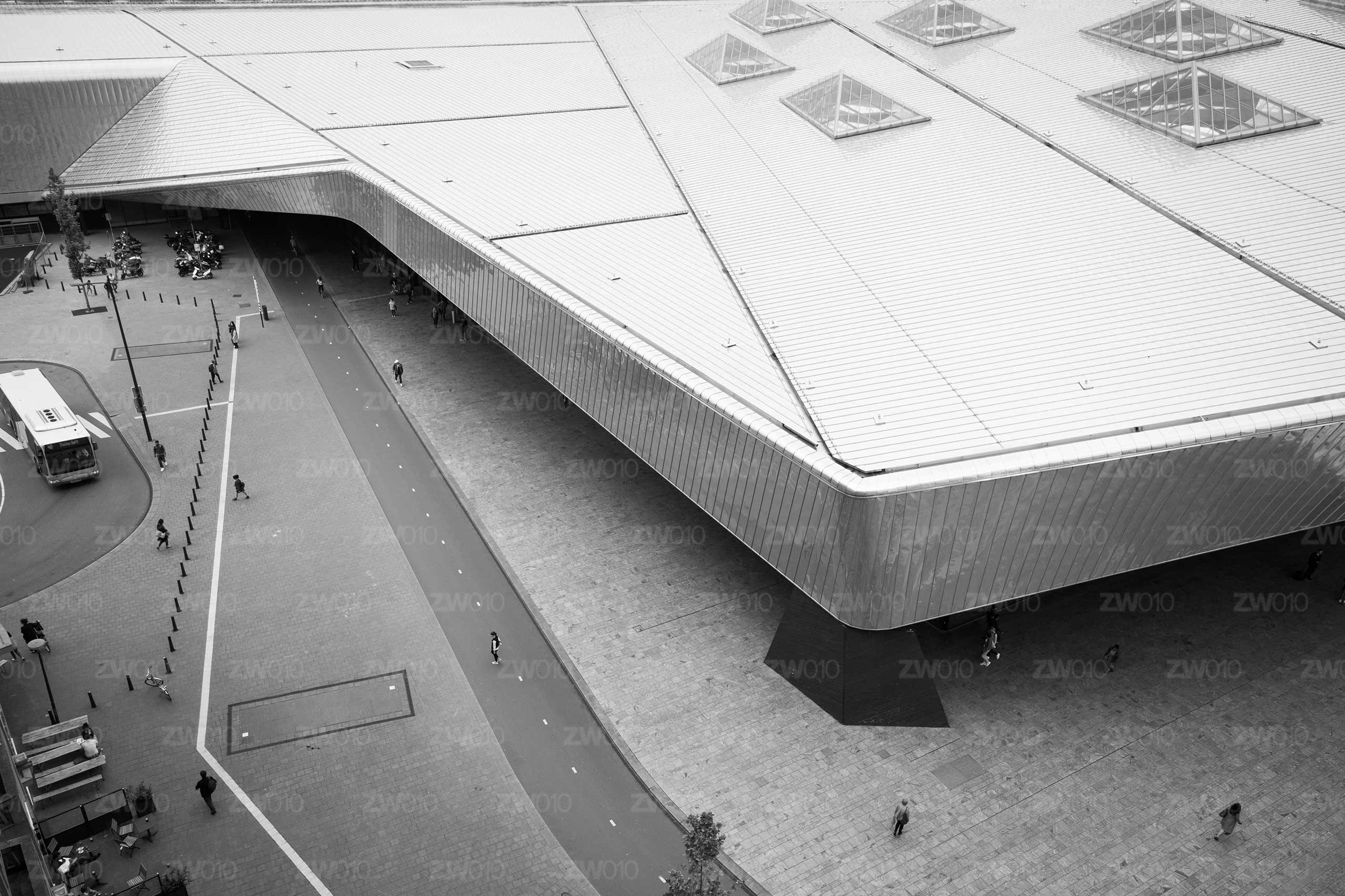 ZwartWit010©-2560x1707-Het dak op – Centraal Station Rotterdam zwart wit foto van ©ZwartWit010. Centraal Station