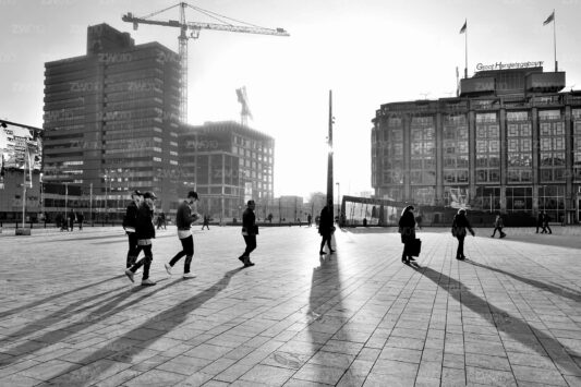 Rotterdam zwart wit foto van ©ZwartWit010. Stationsplein
