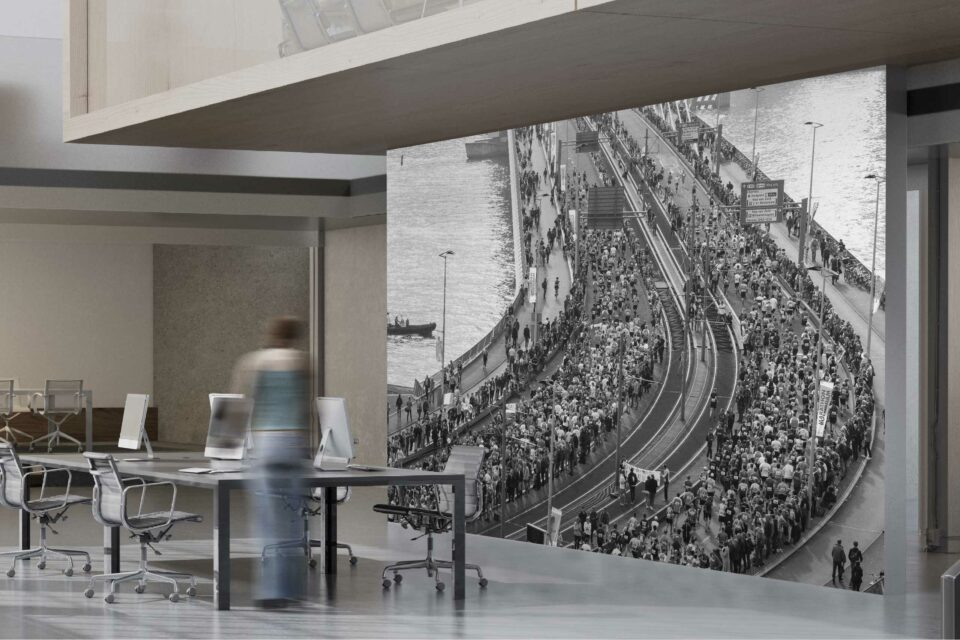 Rotterdam zwart wit foto van ©ZwartWit010. Foto Marathon 2018 Rotterdam Erasmusbrug