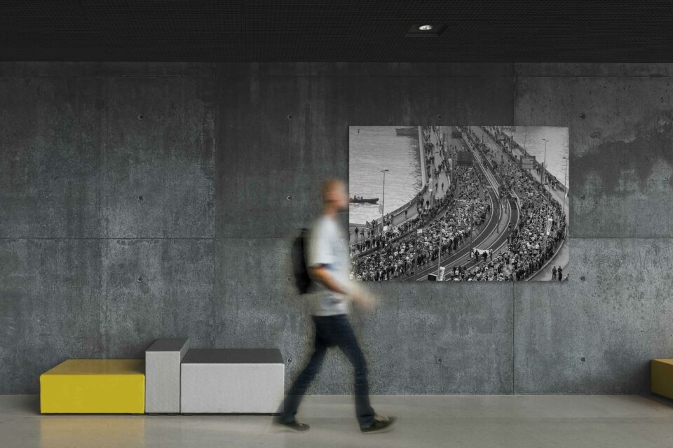 Rotterdam zwart wit foto van ©ZwartWit010. Foto Marathon 2018 Rotterdam Erasmusbrug