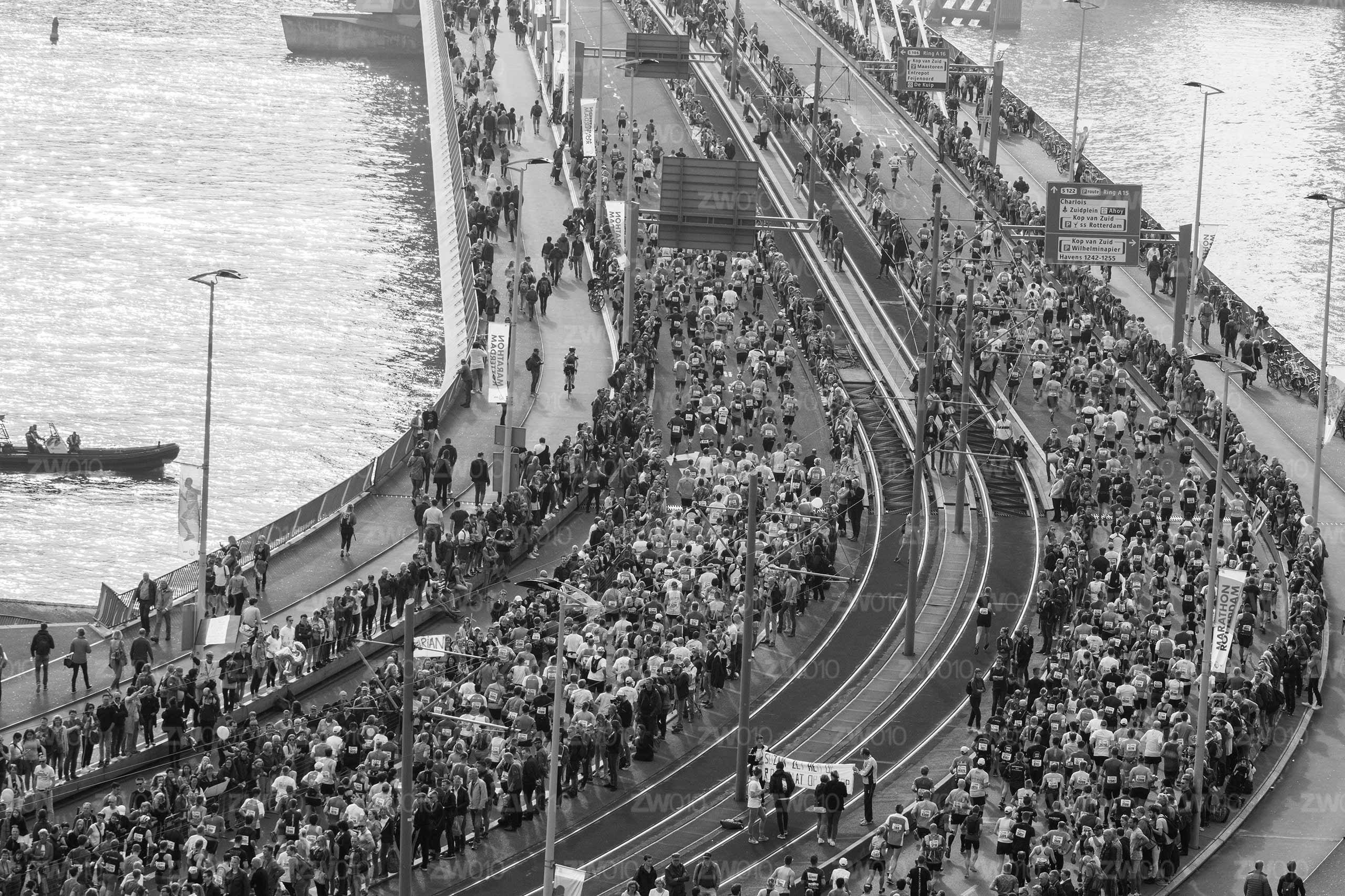ZwartWit010©-2560x1707-NN Marathon Rotterdam – Helden Rotterdam zwart wit foto van ©ZwartWit010. Foto Marathon 2018 Rotterdam Erasmusbrug