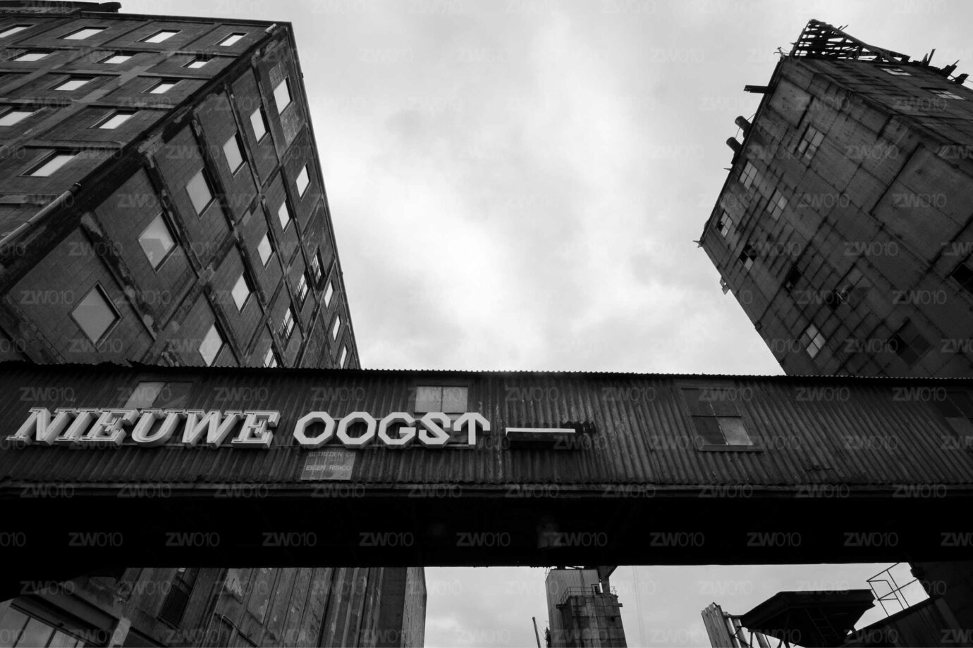 ZwartWit010©-2560x1707-Nieuwe oogst – Maassilo Skyline rotterdam op zwart wit foto ©ZwartWit010. Maassilo