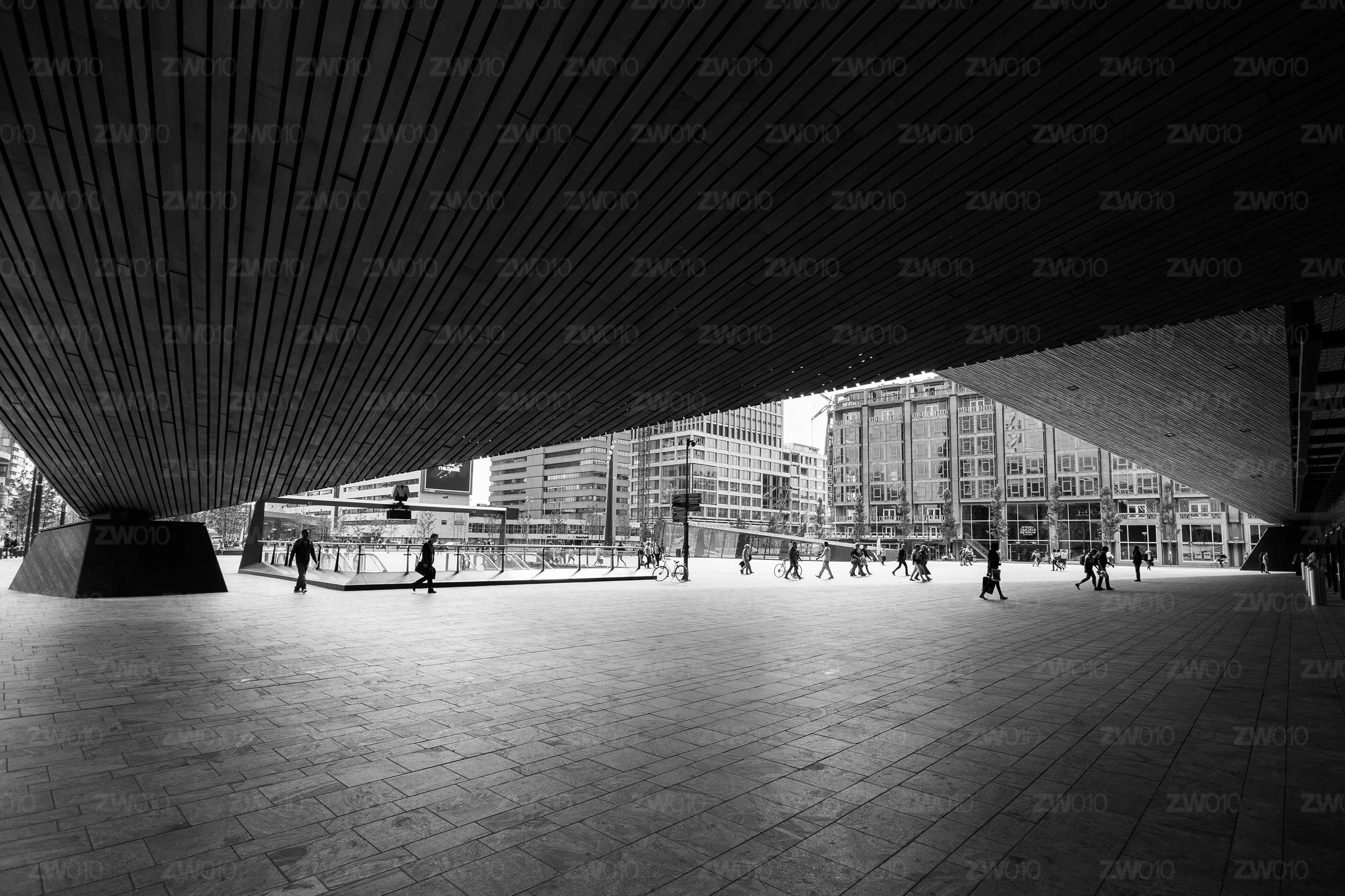 ZwartWit010©-2560x1707-Onder de afdak – Stationsplein Rotterdam zwart wit foto van ©ZwartWit010. Stationsplein Rotterdam Centraal Station