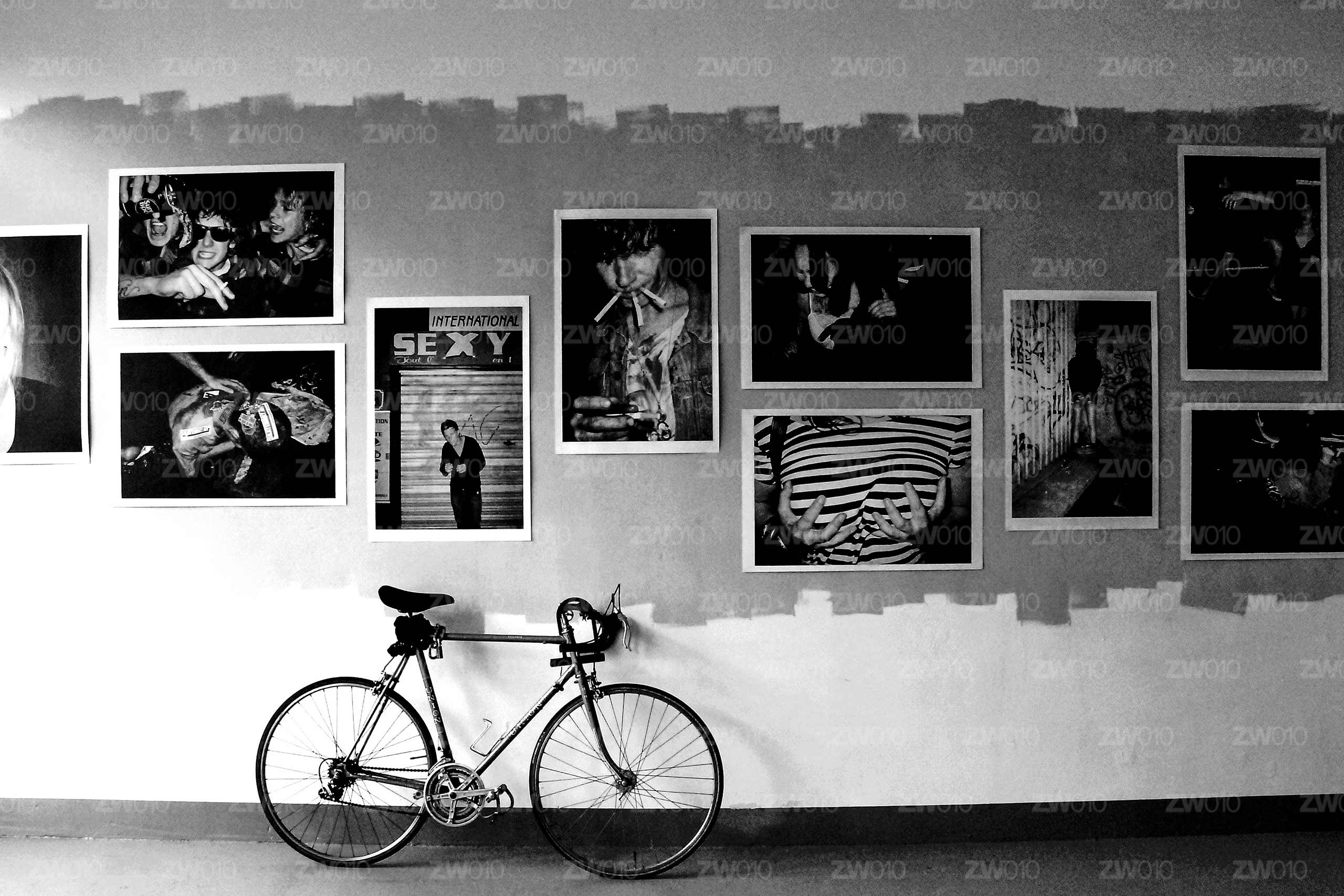 ZwartWit010©-2560x1707-Racefiets Rotterdam zwart wit foto van ©ZwartWit010