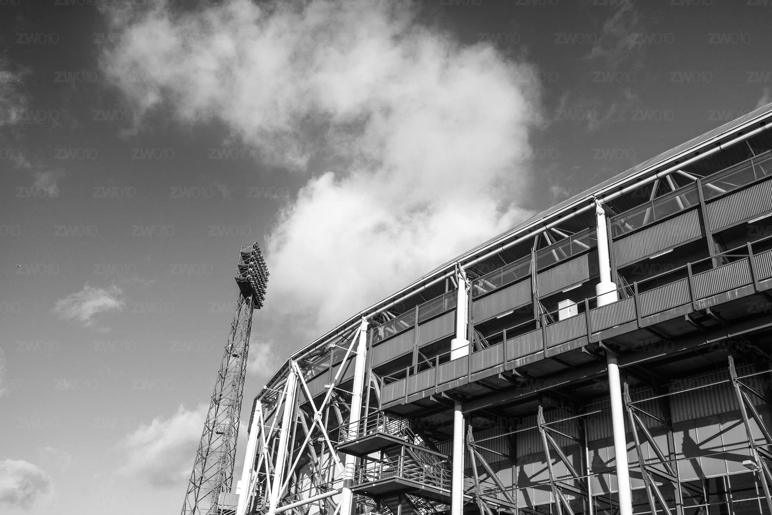 ZwartWit010©-2560x1707-Spotlight – Feyenoord stadion Rotterdam zwart wit foto van ©ZwartWit010 Stadion Feyenoord De kuip