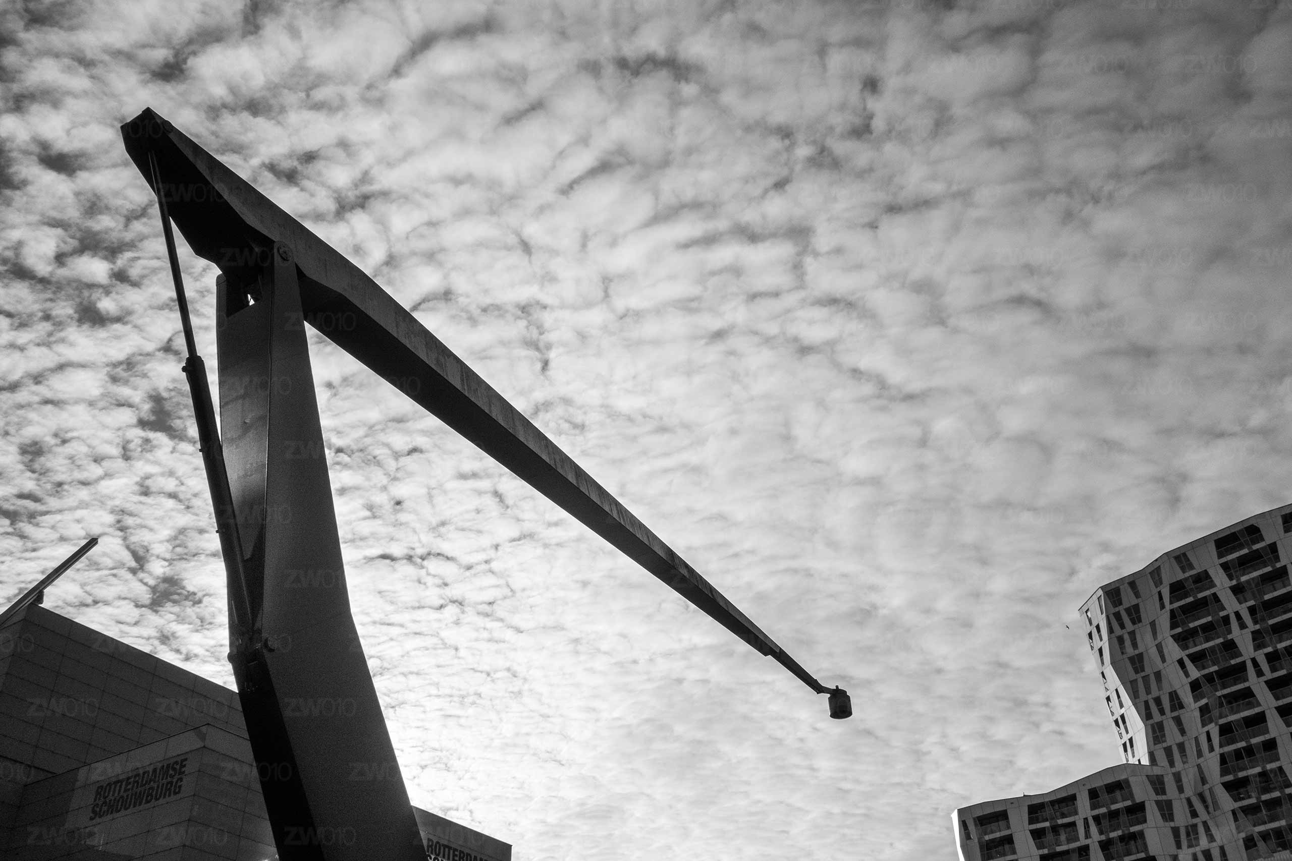 ZwartWit010©-2560x1707-Verlicht – Schouwburgplein Rotterdam zwart wit foto van ©ZwartWit010. Schouwburgplein